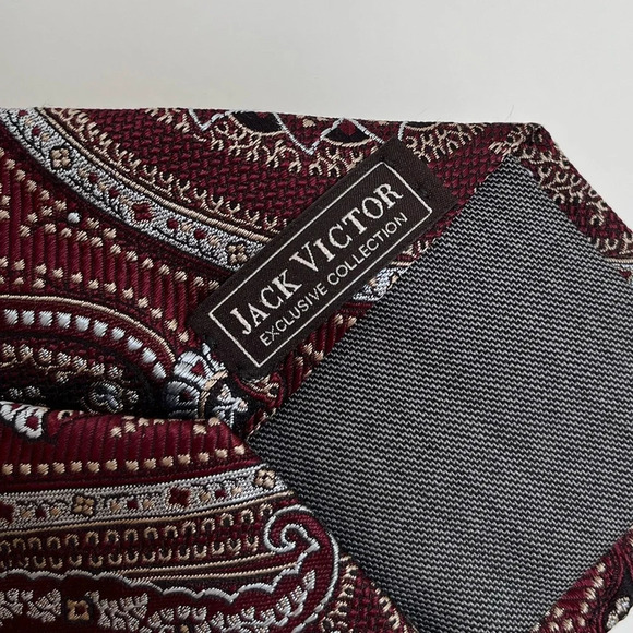 Jack Victor Men’s gray and red Paisley 100% silk tie - Picture 4 of 7
